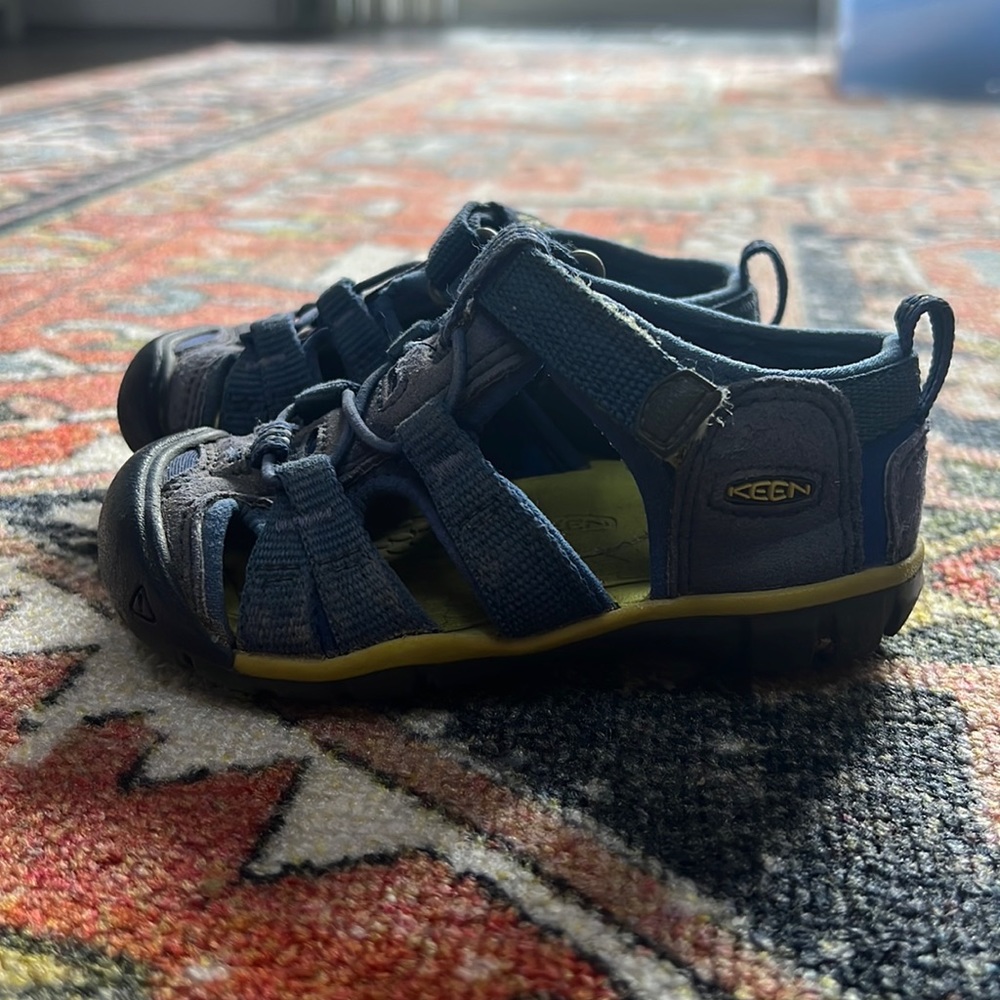 KEEN toddler size 7 outdoor sandals/water shoes